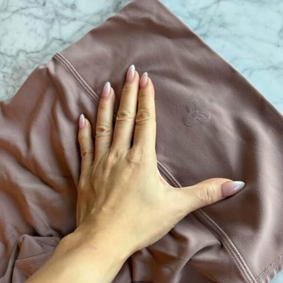 NWT TNA Butter Leggings in Blush - Picture 3 of 5